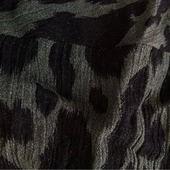 Umgee Cheetah Print Tunic Blouse V-Neck Raw Hem Green & Black (Size M) - Picture 10 of 14